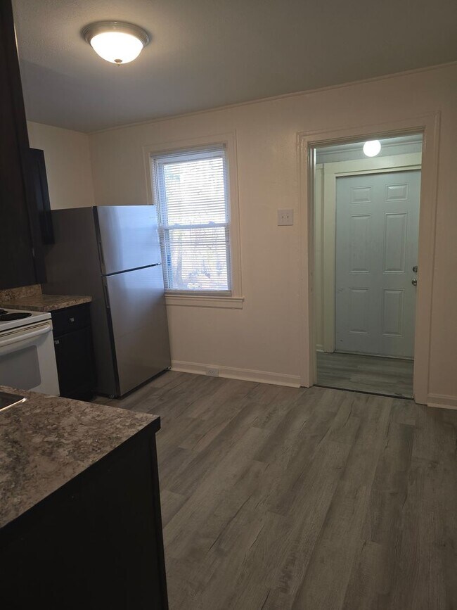 Building Photo - R- 903/905 Highland Dr