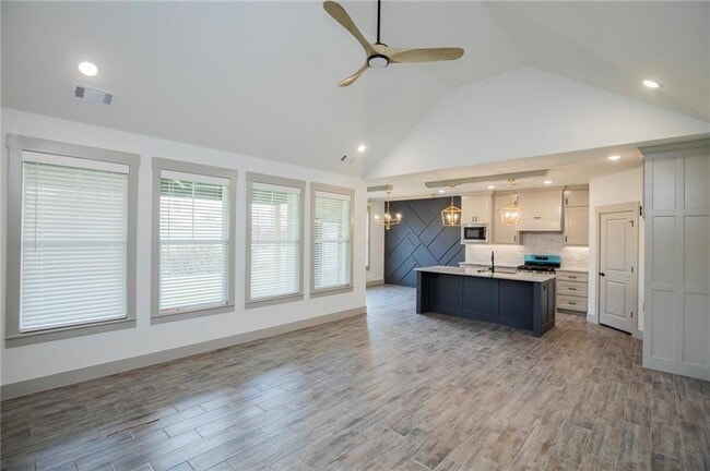 Building Photo - 108 White Oak St