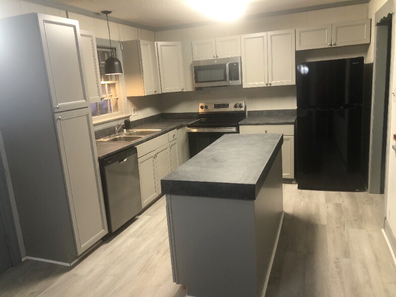 Building Photo - 7613 Hwy 58