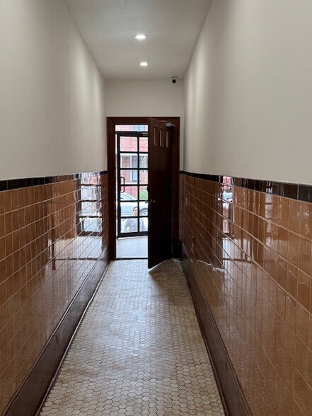 Building Photo - 275 E 55th St