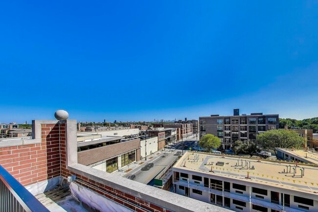 Building Photo - 5250 N Lincoln Ave