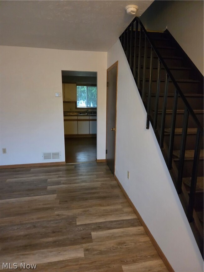 Building Photo - 240 Lilac Pl