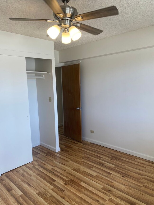 Building Photo - 2 bed, 1 bath, located on 4th floor. Inclu...