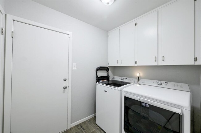 Building Photo - 110 Ridge Oak Dr