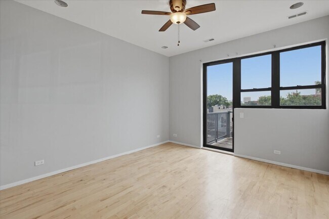 Building Photo - 1649 W Cortland St