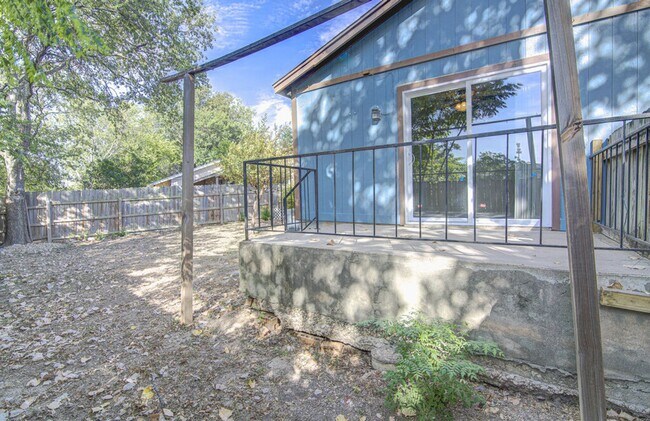 Building Photo - 1807 Briar Hill Dr