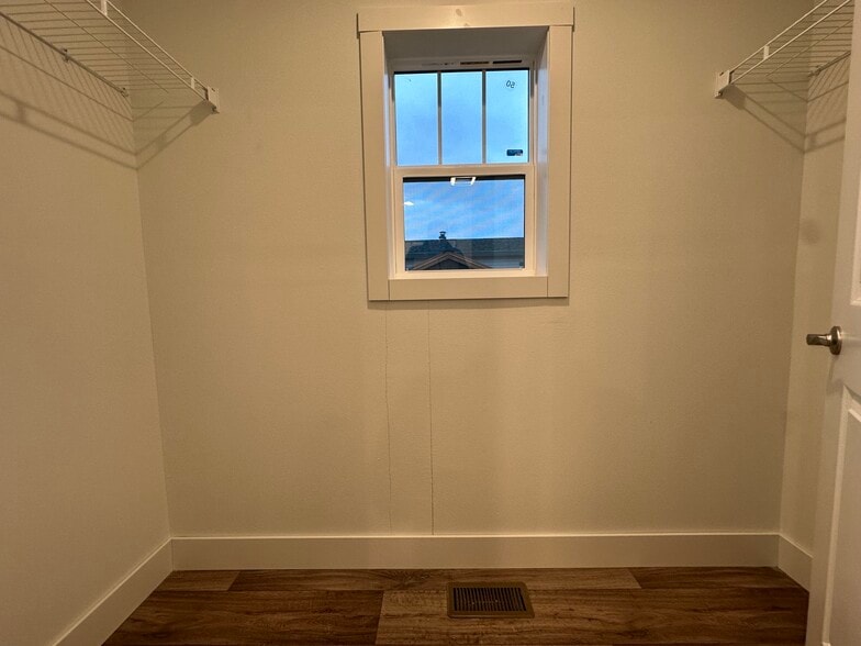 Building Photo - 19 Cavalier St N