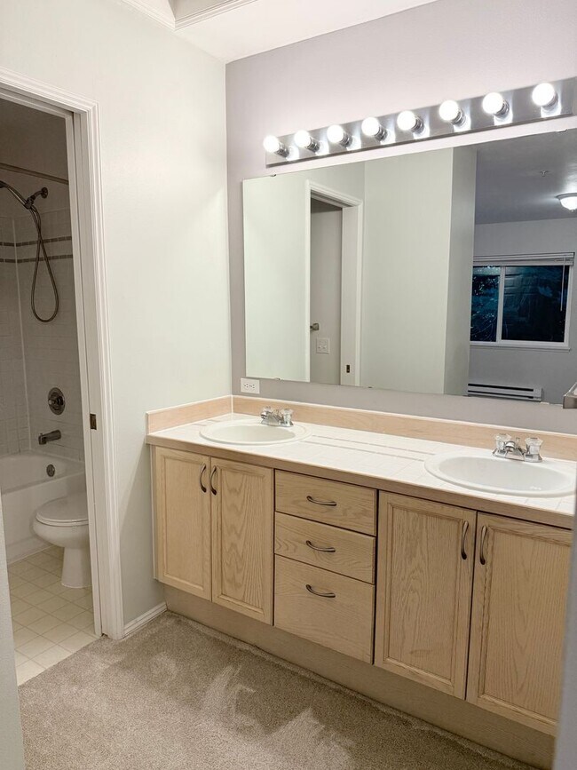Building Photo - Top-Floor Living in Issaquah!