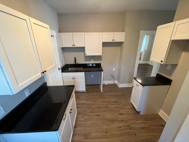 Building Photo - Remodeled 2BR+ Home in Adams Park!