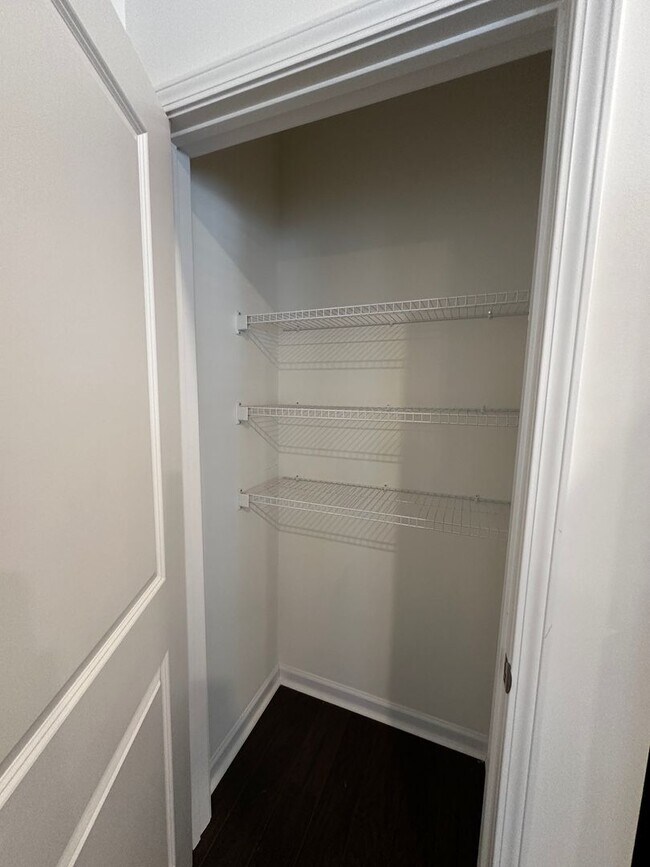 Building Photo - E. Morristown - 3 bed/2.5 bath home with garage