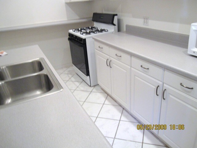 Building Photo - 702 W Schubert Ave