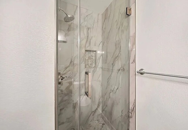 Building Photo - "Charming 3-Bed Townhouse with Granite Countertops & Hardwood Floors in Santa Ana!"