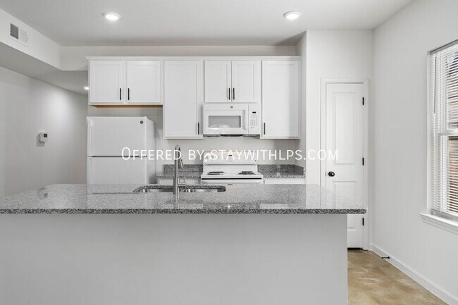 Building Photo - 1571 Court Ave