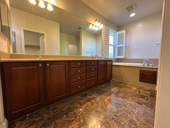 Building Photo - Beaitiful 4 Bedroom, 2.5 Bath Mountain Hou...