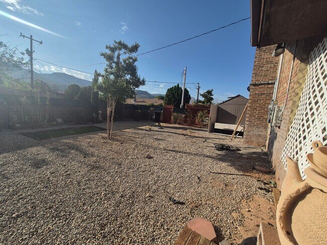 Building Photo - Spacious 4 bedroom 2 bath