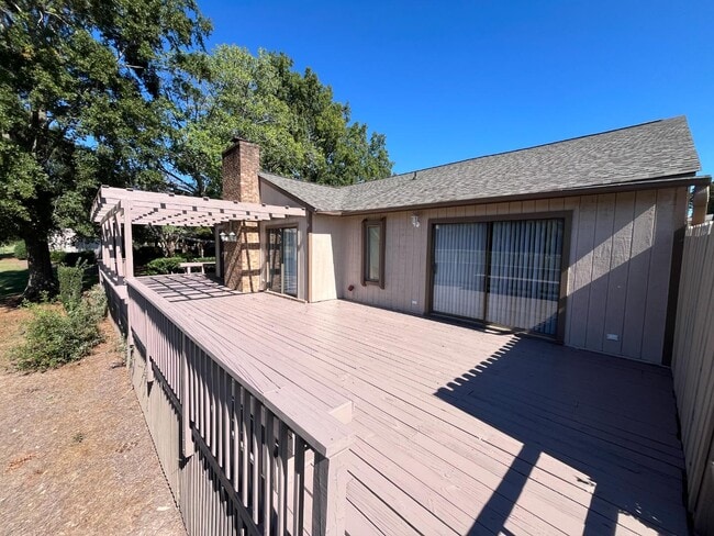 Building Photo - 161 Fairway Dr