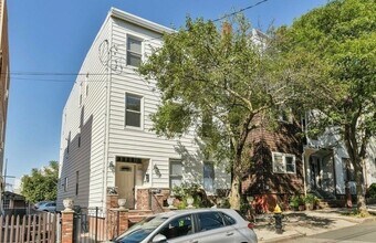 Building Photo - 154 Webster St