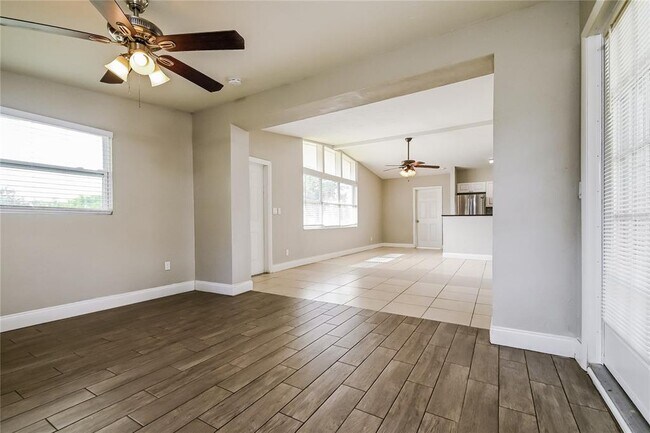 Building Photo - 3521 Schwalbe Dr