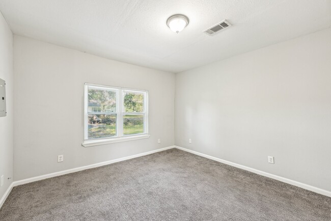 Building Photo - 1121 Meyers St