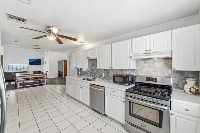 Building Photo - 13392 Southshore Dr