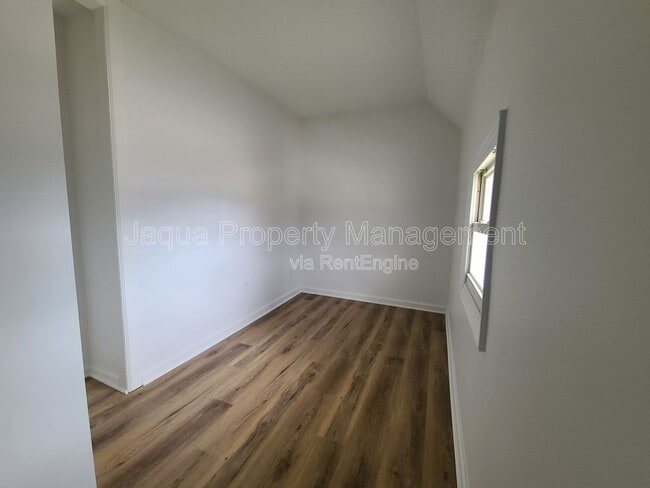 Building Photo - 556 Broadway St