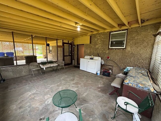 Building Photo - 720 Riverland Dr