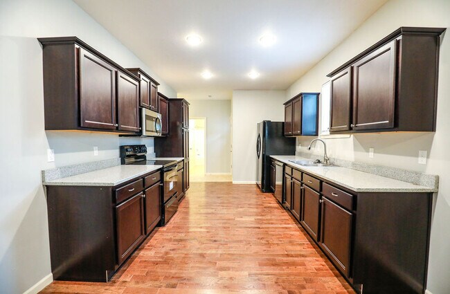 Building Photo - Spacious 5 bed 2 bath Downtown Springfield...