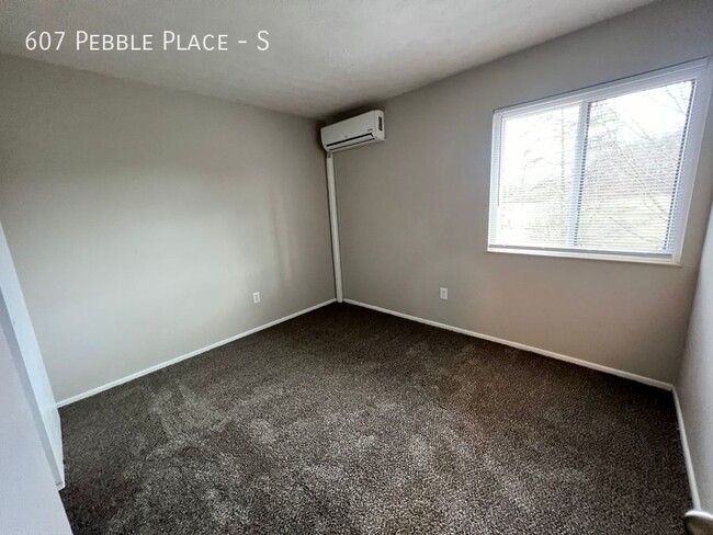 Building Photo - 607 Pebble Pl Dr