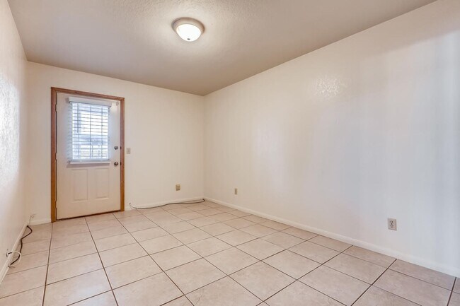 Building Photo - 2 Bedroom CONDO at a GREAT PRICE!