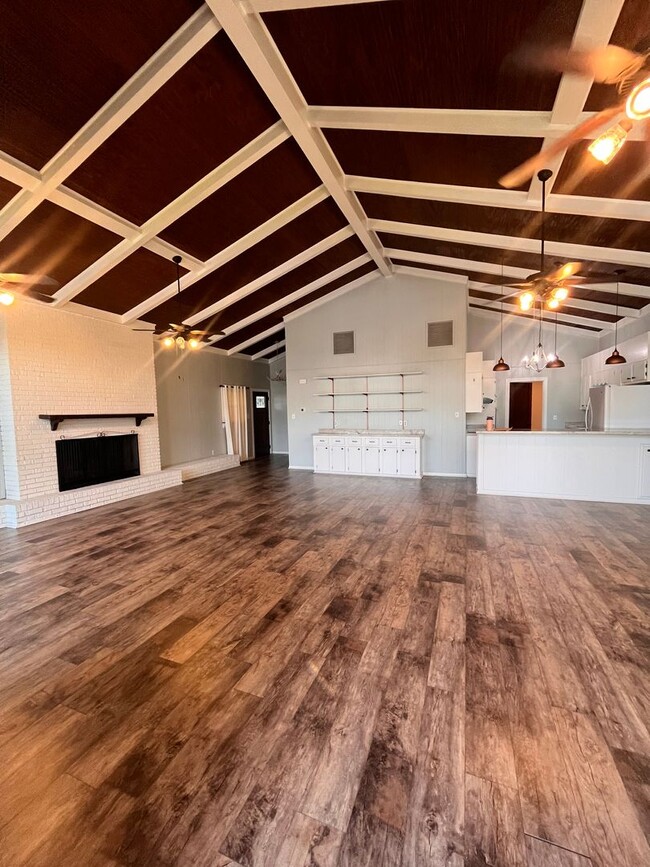 Building Photo - Beautiful lake front home in Lake Park