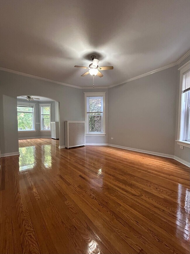 Building Photo - 1263 W Thorndale Ave