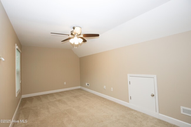 Building Photo - 104 Pine Hawk Dr