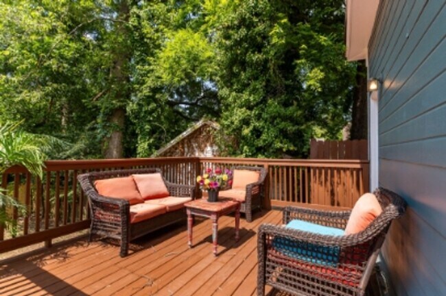 Building Photo - 1 Bedroom Duplex COMPLETELY UPDATED with D...