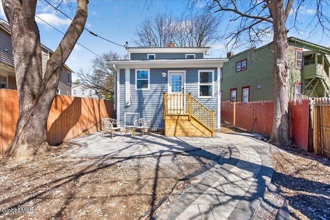 Building Photo - 106 Van Dam St