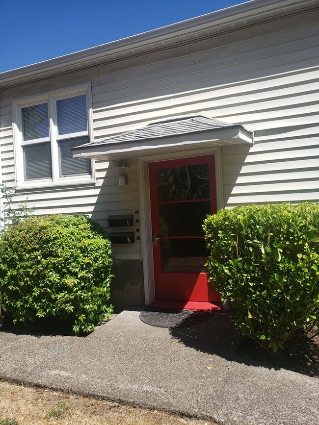 Building Photo - Classic Studio Apartment in The Heart of Sellwood