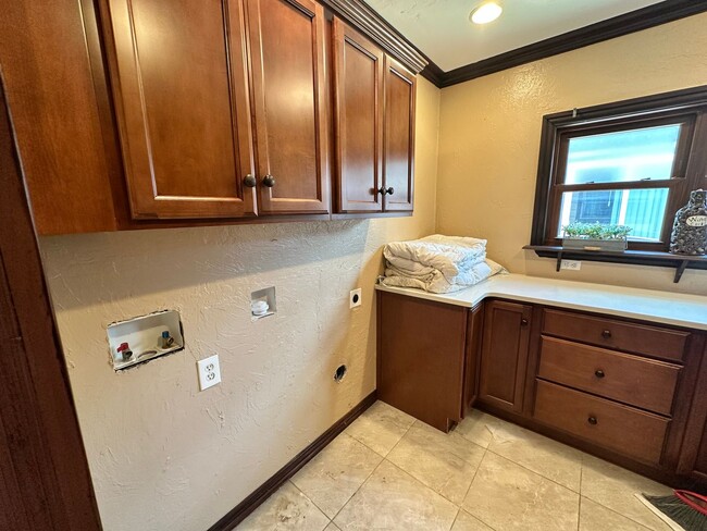 Building Photo - FOR RENT: Unique 2-Bed, 1-Bath Home on a C...