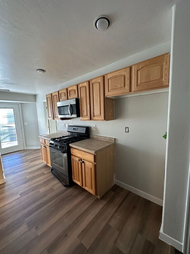 Building Photo - Charming home