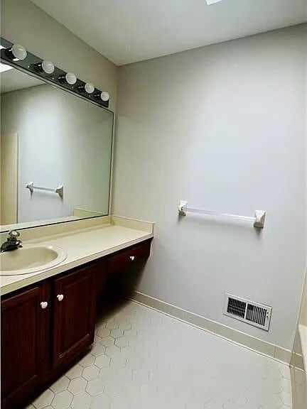 Building Photo - 441 Ayrault Rd