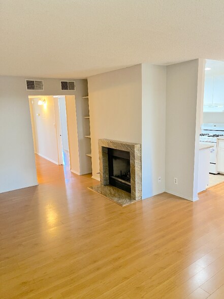 Building Photo - 430 E San Jose Ave