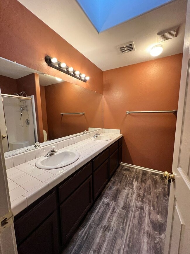 Building Photo - 412 Apple Way