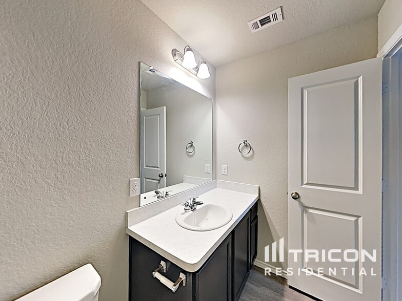 Building Photo - 2415 Marbach Woods