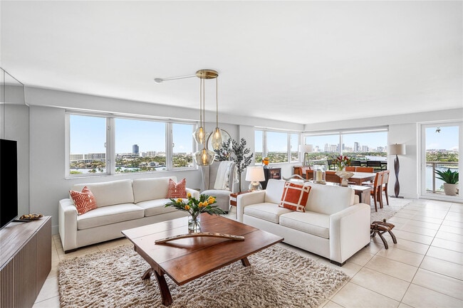 Building Photo - 3000 Holiday Dr