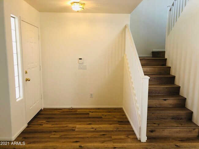 Building Photo - 2528 W Straight Arrow Ln