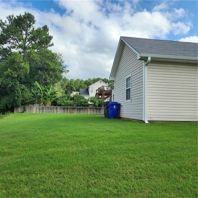 Building Photo - 222 Summer Hill Cir