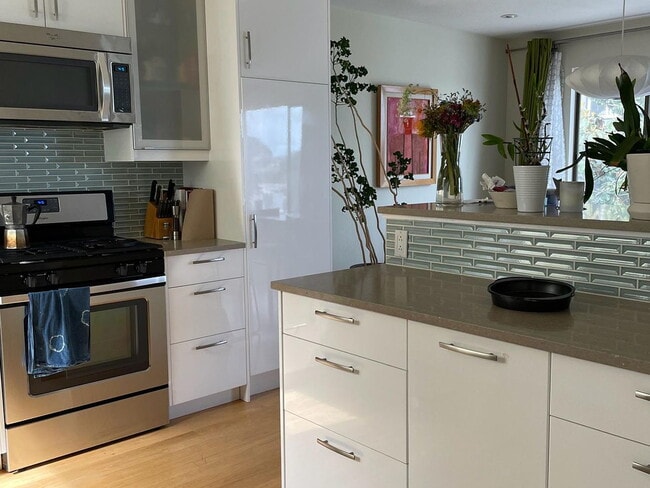 Building Photo - "Charming 4-Bedroom Home with 2 Baths in the Heart of San Francisco!"