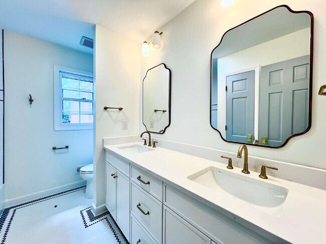 Building Photo - LUXURIOUS LANSDOWNE RETREAT!