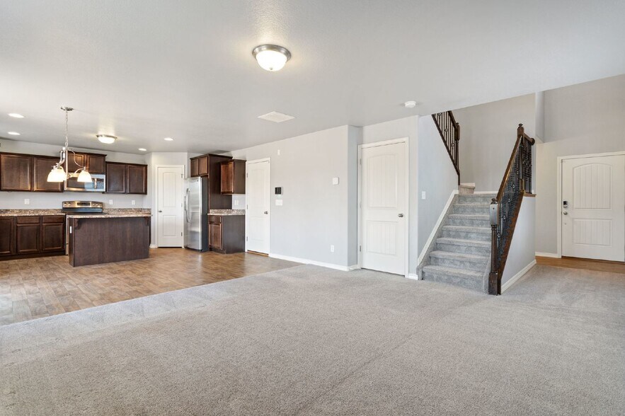 Building Photo - Spacious 4-Bed Home Minutes from Fort Cars...