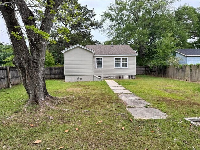 Building Photo - 900 Courtney St