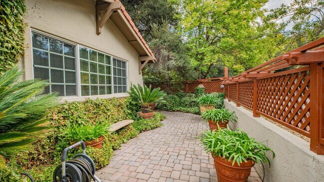 Building Photo - 22 Greengate Ct