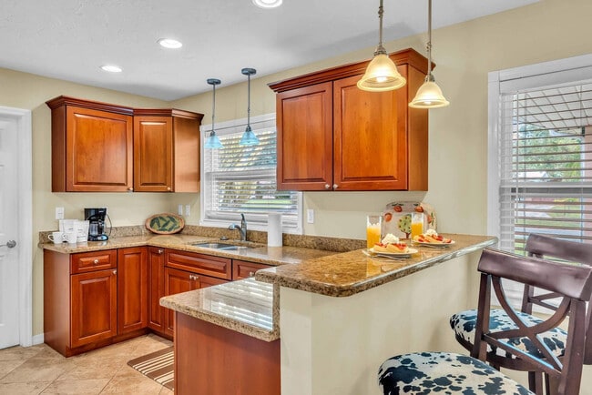 Building Photo - 2852 Gulf Gate Dr